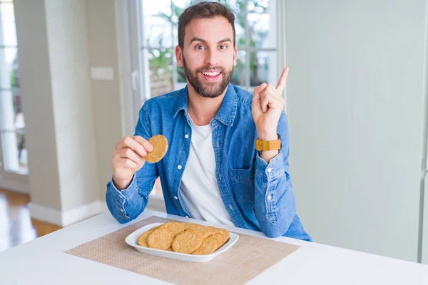 Όμορφος Άνθρωπος Τρώει Υγιεινό Ολικής Αλέσεως Μπισκότο Πολύ Χαρούμενος Δείχνοντας — Φωτογραφία Αρχείου
