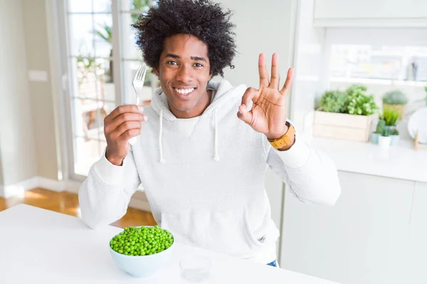 Hombre Afroamericano Comiendo Guisantes Verdes Frescos Casa Haciendo Signo Con — Foto de Stock