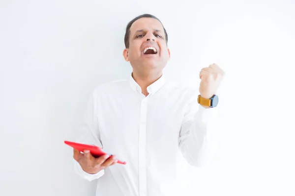 Homem Meia Idade Usando Mesa Digital Sobre Parede Branca Gritando — Fotografia de Stock