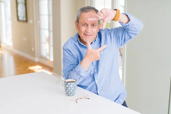 Hombre Mayor Guapo Bebiendo Una Taza Café Casa Sonriendo Haciendo — Foto de Stock