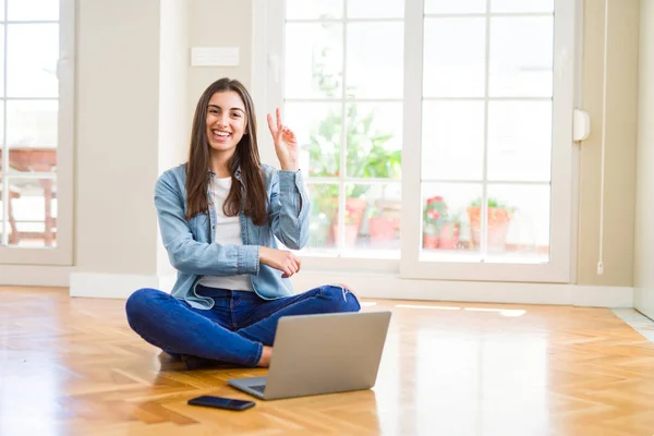 Beautiful Young Woman Sitting Floor Crossed Legs Using Laptop Smiling — Stock Photo, Image