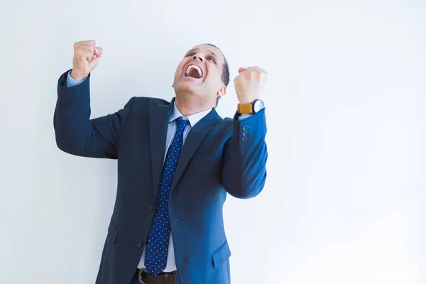 Geschäftsmann mittleren Alters feiert und schreit glücklich nach Erfolg — Stockfoto