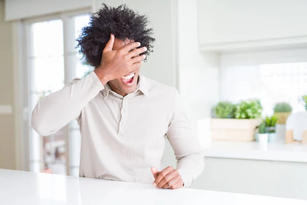 African American Man Thuis Glimlachen Lachen Met Hand Gezicht Die — Stockfoto