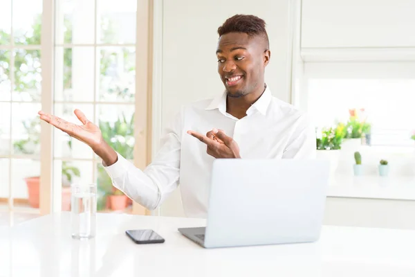 Afro Amerikaanse Zakenman Met Behulp Van Laptop Verbaasd Lachend Naar — Stockfoto