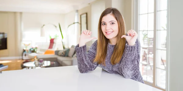 Vacker Ung Kvinna Hemma Tittar Trygg Med Leende Ansiktet Pekar — Stockfoto