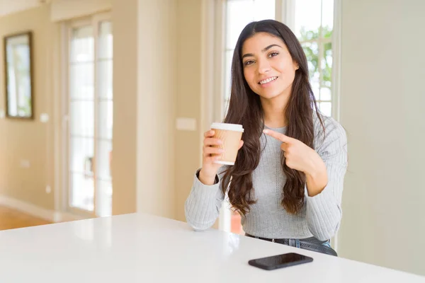 Mujer Joven Bebiendo Una Taza Café Casa Muy Feliz Señalando —  Fotos de Stock