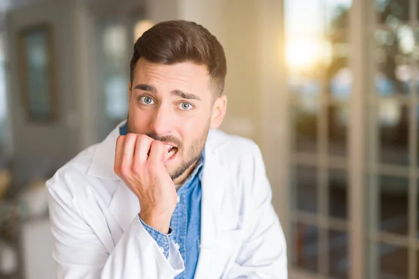 Der Junge Gut Aussehende Arzt Der Klinik Sieht Gestresst Und — Stockfoto