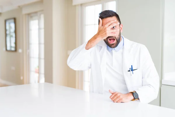 Bello Ispanico Medico Terapeuta Uomo Indossa Cappotto Medico Presso Clinica — Foto Stock