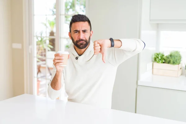 Hombre Hispano Guapo Bebiendo Café Una Taza Papel Con Cara — Foto de Stock