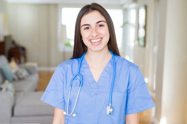 Schöne Junge Krankenschwester Uniform Und Stethoskop Der Klinik Mit Einem — Stockfoto