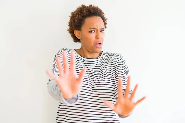 Jovem Bela Mulher Afro Americana Vestindo Listras Suéter Sobre Fundo — Fotografia de Stock