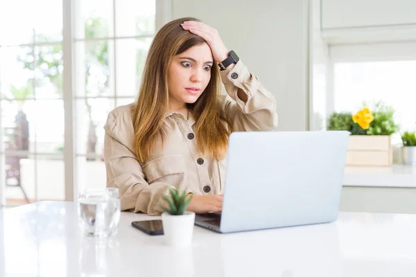 Schöne Junge Frau Mit Computer Laptop Gestresst Mit Hand Auf — Stockfoto