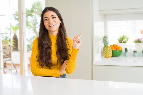 Jovem Mulher Bonita Casa Mesa Branca Com Grande Sorriso Rosto — Fotografia de Stock