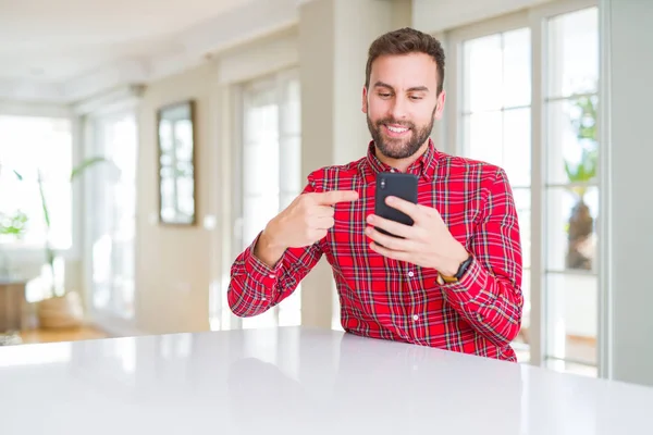 Pohledný Muž Pomocí Smartphone Velmi Šťastný Ukázal Rukou Prstů — Stock fotografie