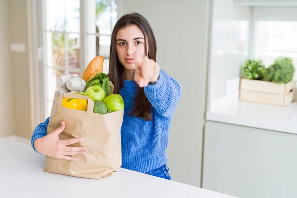 Hermosa Mujer Joven Sosteniendo Bolsa Papel Llena Alimentos Saludables Señalando —  Fotos de Stock