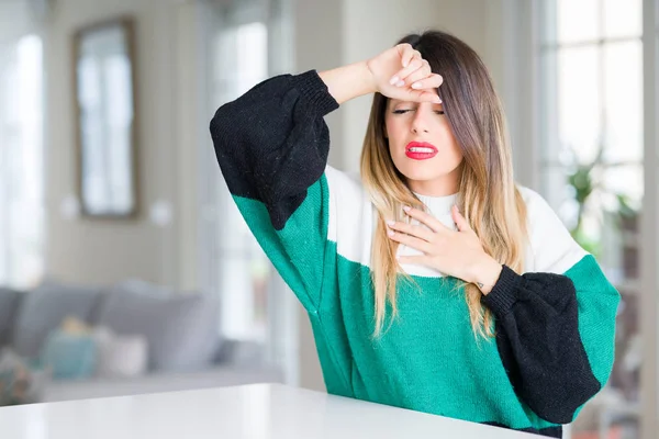 Junge Schöne Frau Trägt Winterpullover Hause Stirn Berühren Für Krankheit — Stockfoto