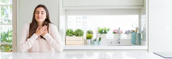 Amplia Imagen Angular Hermosa Joven Sentada Mesa Blanca Casa Sonriendo — Foto de Stock