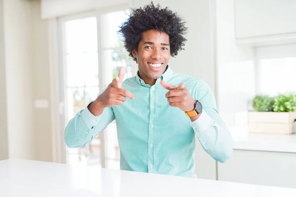 Uomo Affari Afroamericano Che Indossa Camicia Elegante Punta Dito Alla — Foto Stock