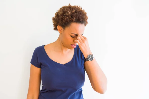 Genç Güzel Afrikalı Amerikalı Kadın Beyaz Arka Plan Yorgun Sürtünme — Stok fotoğraf