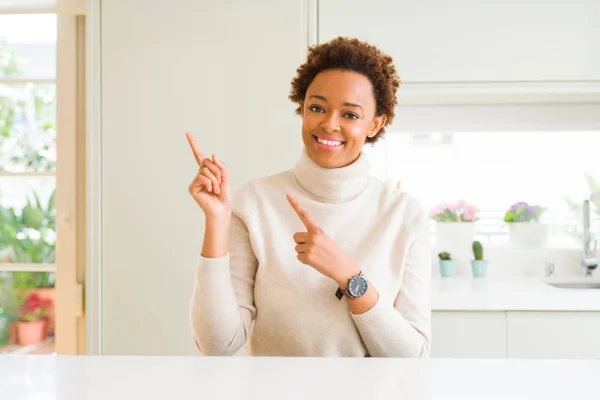 Jovem Mulher Americana Africana Bonita Casa Sorrindo Olhando Para Câmera — Fotografia de Stock