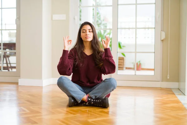 Fiatal Gyönyörű Padlóra Otthon Pihenni Mosolyog Szeme Zárva Ennek Meditáció — Stock Fotó