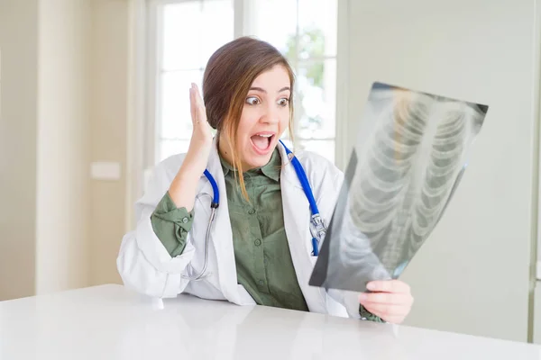 Hermosa Joven Doctora Mirando Radiografía Del Pecho Muy Feliz Emocionada —  Fotos de Stock