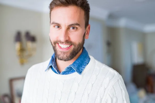 Bello Uomo Sorridente Positivo Alla Fotocamera — Foto Stock