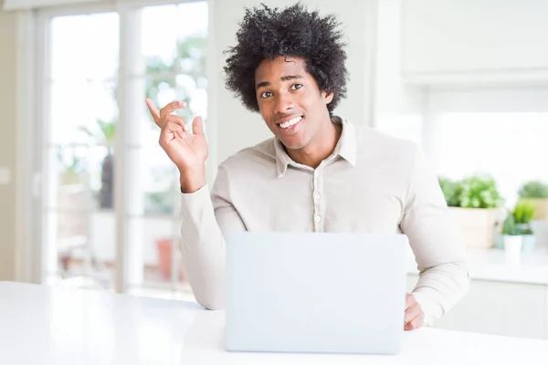손가락으로 가리키는 노트북을 아프리카계 미국인 — 스톡 사진