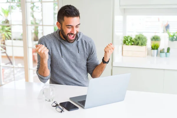 Bonito Homem Hispânico Trabalhando Usando Laptop Computador Gritando Orgulhoso Celebrando — Fotografia de Stock