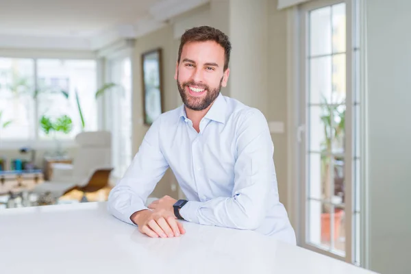 Hombre Negocios Guapo Sonriendo Positivo Cámara —  Fotos de Stock