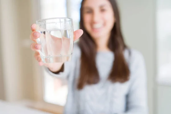 Schöne Junge Frau Trinkt Ein Frisches Glas Wasser Mit Einem — Stockfoto