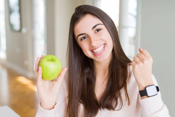Hermosa Joven Comiendo Fruta Manzana Verde Saludable Gritando Orgulloso Celebrando —  Fotos de Stock