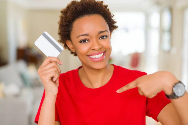 Junge Afrikanisch Amerikanische Frau Mit Kreditkarte Mit Überraschendem Gesicht Zeigt — Stockfoto