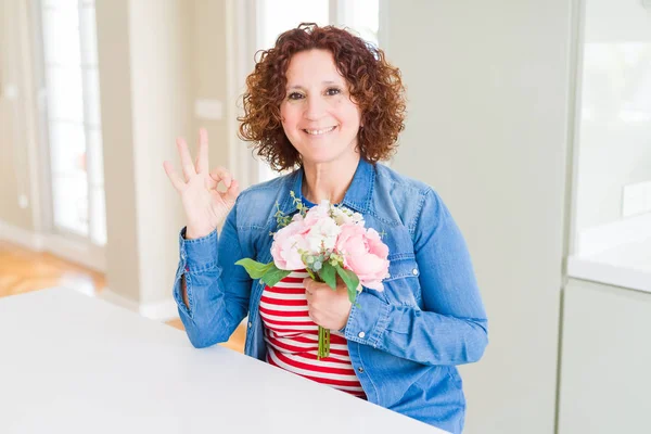 Mujer Mayor Sosteniendo Bouquet Beautiul Flores Color Rosa Haciendo Signo —  Fotos de Stock