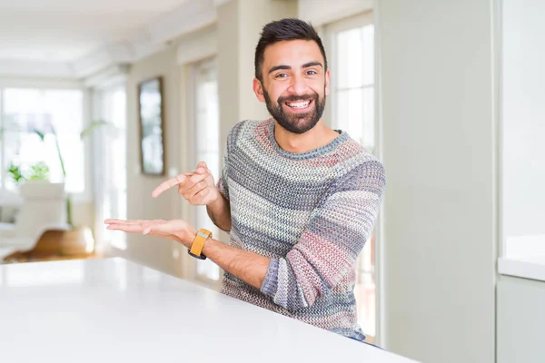 Hombre Hispano Guapo Usando Suéter Casual Casa Sorprendido Sonriendo Cámara — Foto de Stock