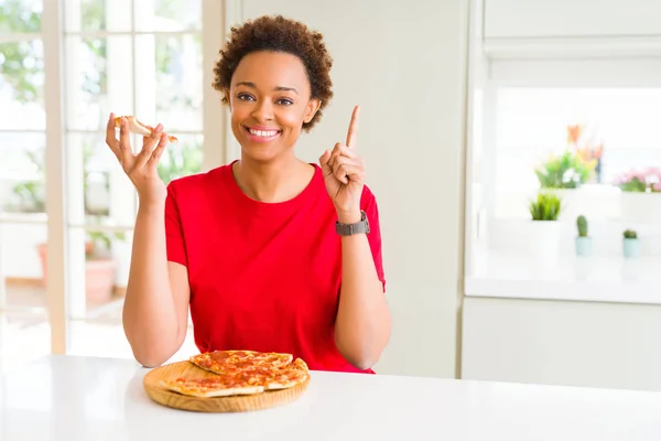 Joven Mujer Afroamericana Comiendo Sabrosa Pizza Peperoni Sorprendida Con Una —  Fotos de Stock