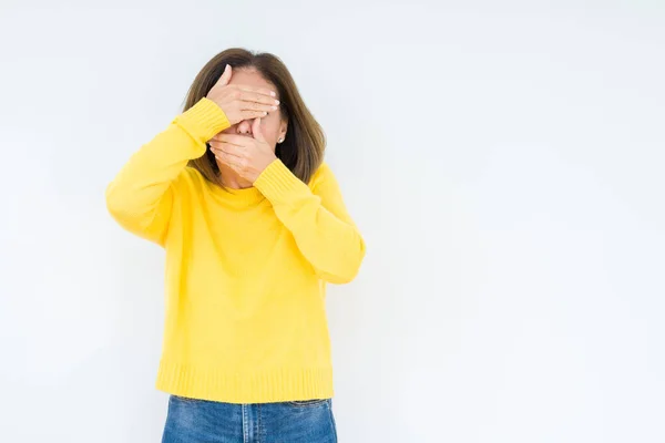 Beautiful Middle Age Woman Wearing Yellow Sweater Isolated Background Covering — Stock Photo, Image