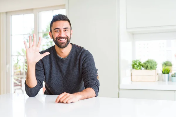 Bonito Homem Hispânico Vestindo Camisola Casual Casa Mostrando Apontando Para — Fotografia de Stock