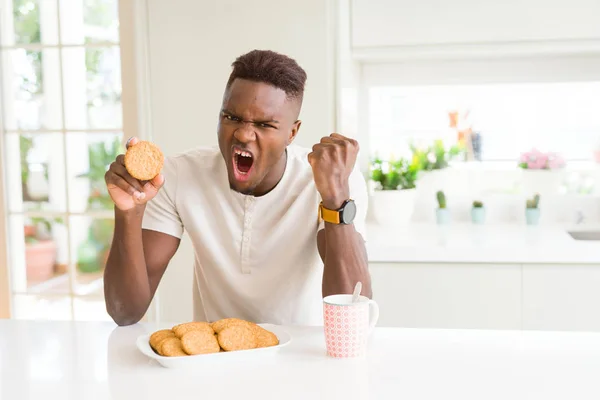 Hombre Afroamericano Comiendo Saludable Galleta Grano Entero Molesto Frustrado Gritando — Foto de Stock