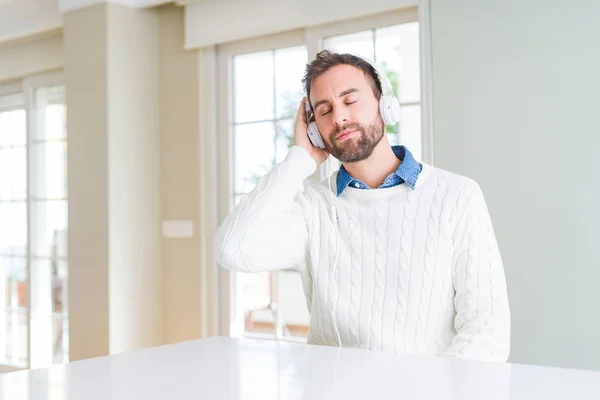 Hombre Guapo Con Auriculares Escuchar Música Con Una Expresión Confianza —  Fotos de Stock