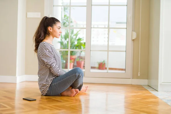 Young Beautiful Woman Sitting Floor Home Looking Side Relax Profile — Stock Photo, Image