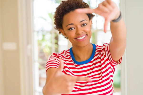 Jonge Mooie Afrikaanse Amerikaanse Vrouw Thuis Glimlachend Maken Frame Met — Stockfoto