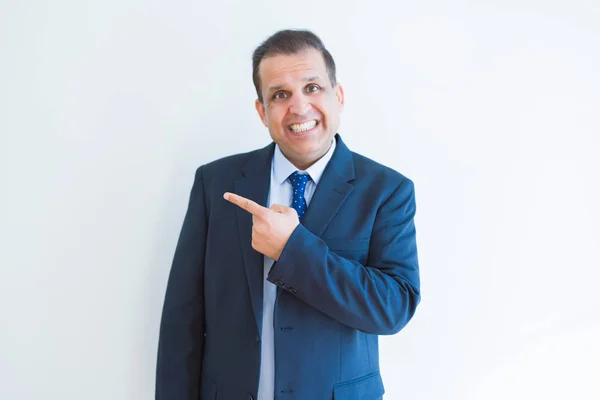 Middle age business man smiling and pointing to the side over wh — Stock Photo, Image