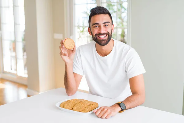 Όμορφος Ισπανόφωνος Άνθρωπος Τρώει Υγιεινά Ολικής Αλέσεως Μπισκότα Ένα Χαρούμενο — Φωτογραφία Αρχείου