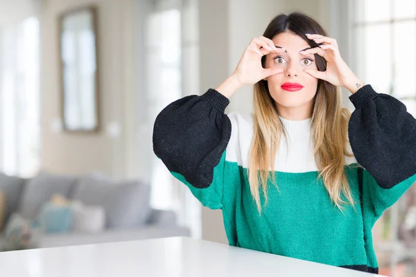 Jovem Mulher Bonita Vestindo Suéter Inverno Casa Tentando Abrir Olhos — Fotografia de Stock