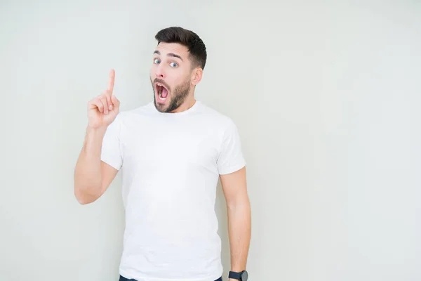 Homem Bonito Jovem Vestindo Casual Shirt Branca Sobre Fundo Isolado — Fotografia de Stock