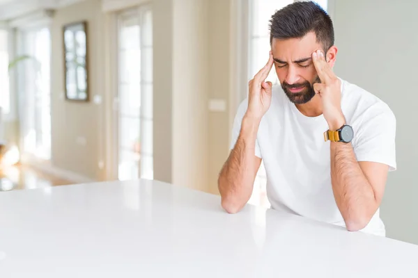 Camiseta Blanca Casual Hombre Hispano Guapo Casa Con Mano Cabeza — Foto de Stock