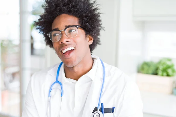 Afrikanisch Amerikanischer Arzt Mit Brille Der Klinik Lächelt Seitlich Und — Stockfoto
