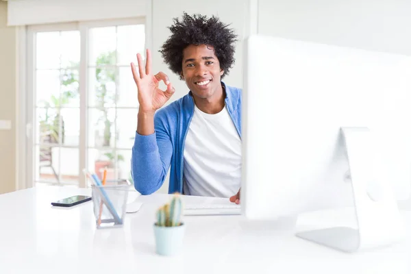 African American Man Die Werkt Met Behulp Van Computer Doen — Stockfoto