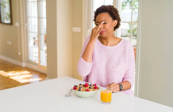 Unga Afroamerikanska Kvinna Hälsosam Frukost Morgonen Vid Hem Lukta Något — Stockfoto